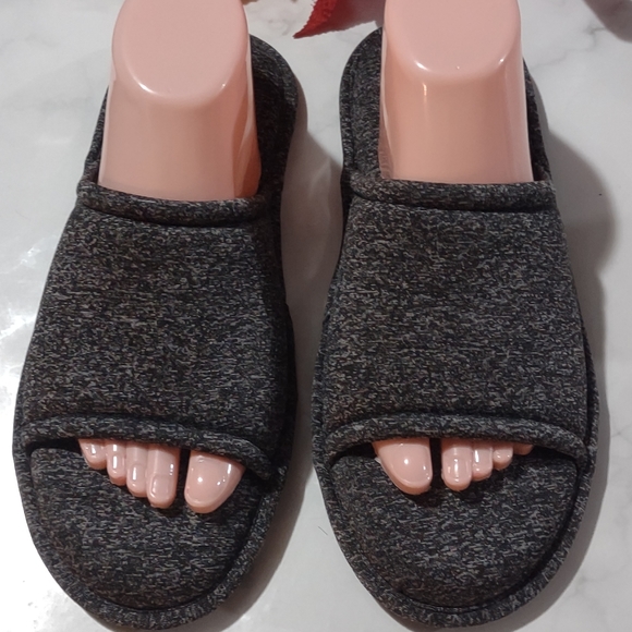 New condition slipper shoes for women size 7/8 - Picture 1 of 4